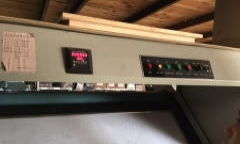 沙發(fā)廠生產(chǎn)線設(shè)備齊全，木工、裁剪、縫紉、辦公一應(yīng)俱全